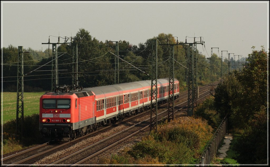 143 866 mit RB nach Regensburg am 23.09.2010 in Obertraubling kurz vor Burgweinting. 