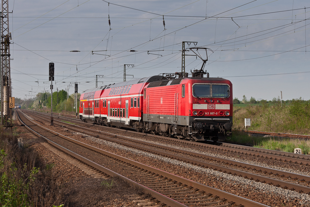 143 867-0 schiebt eine Regionalbahn am 30.04.2012 in Richtung Weienfels.