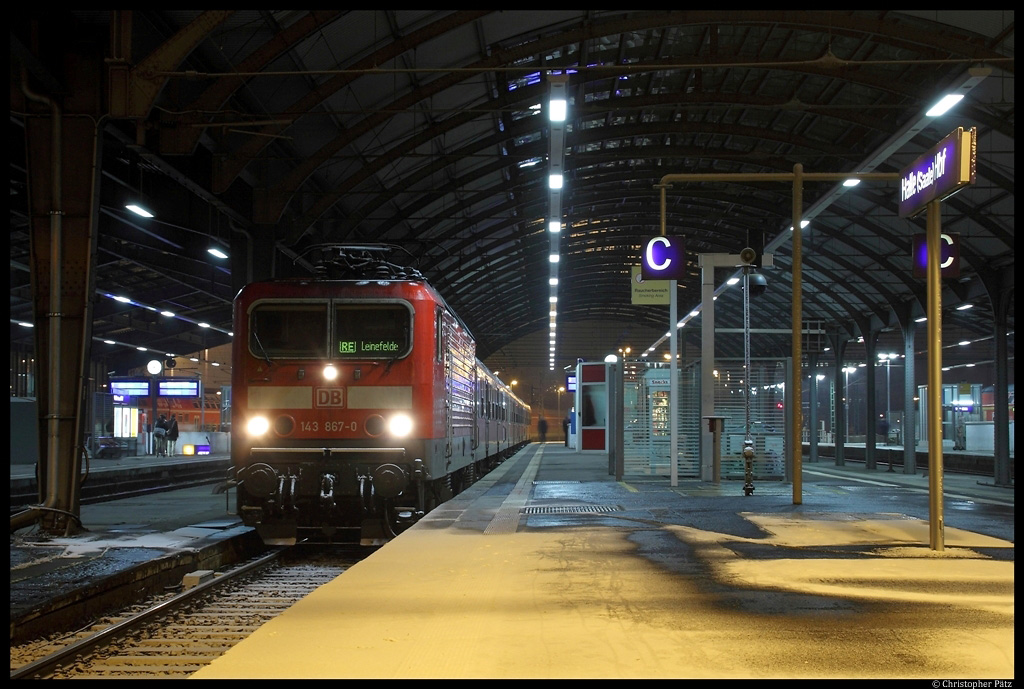 143 867-0 steht am 27.1.2012 mit dem abendlichen RE nach Leinefelde ber Nordhausen in Halle (Saale) Hbf.