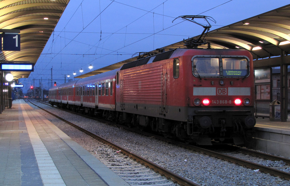 143 868-8 kam hier mit dem RE2 aus Cottbus, wendet hier in Lbbenau/Spreewald und fhrt dann als RB14 nach Senftenberg ber Calau/Niederlausitz. 19.01.2011
