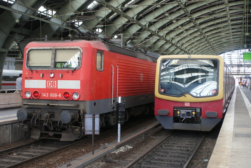143 868-8 mit dem RE 7 in Berlin Ostbahnhof am 20.07.09