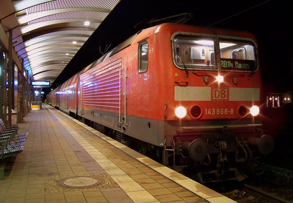 143 868-8 steht hier mit der RB14 nach Berlin Ostbahnhof bereit. Aufgrunf von Bauarbeiten wurde sie zwischen Calau/Lbbenau unterbrochen und auf der Berliner Stadtbahn. Lbbenau/Spreewald den 28.11.2009 