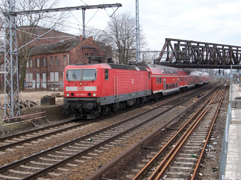 143 868 durchfuhr am 03.April 2010 mit RE 7 nach W�nsdorf Waldstadt die Baustelle Berlin Ostkreuz.