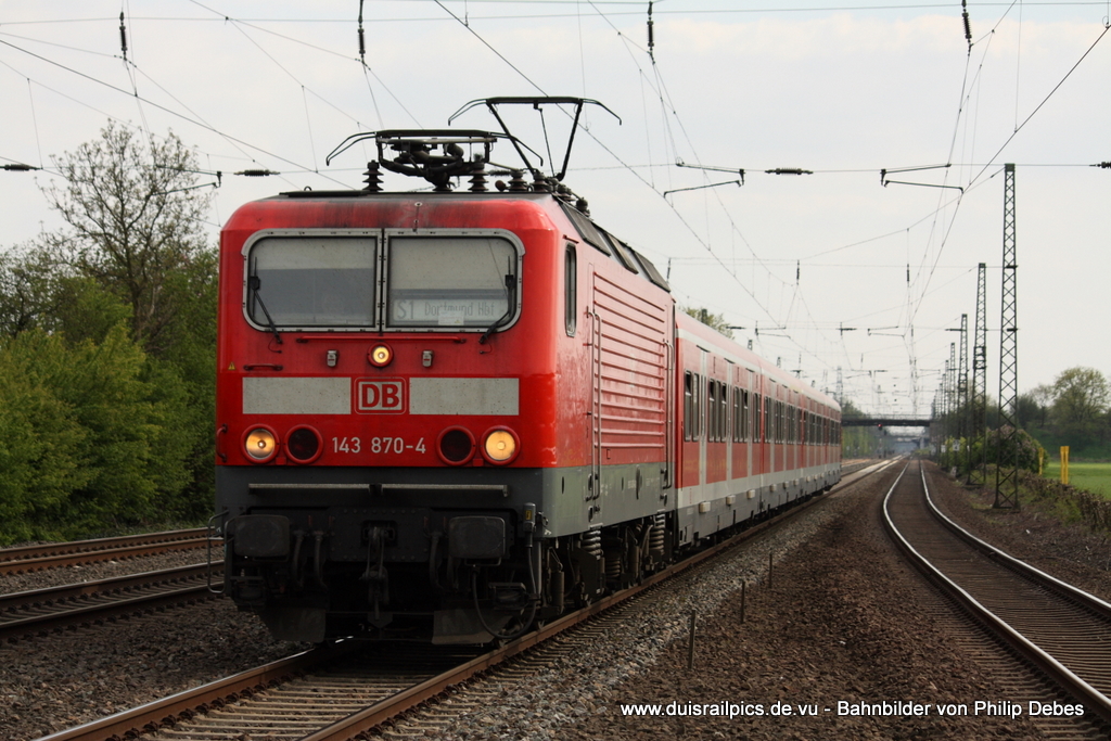143 870-4 (DB) fhrt am 17. April 2011 um 16:26 Uhr mit der S1 in Richtung Dortmund Hbf in Duisburg Rahm ein