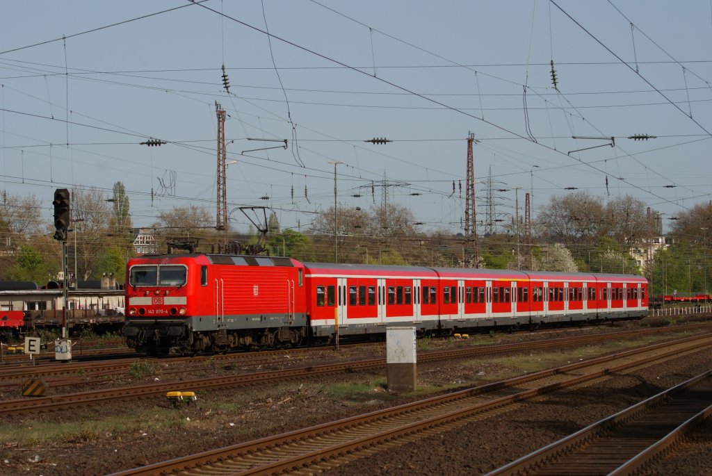 143 870-4 mit der S1 nach Solingen Hbf bei der Einfahrt in Mlheim-Styrum am 10.04.2011