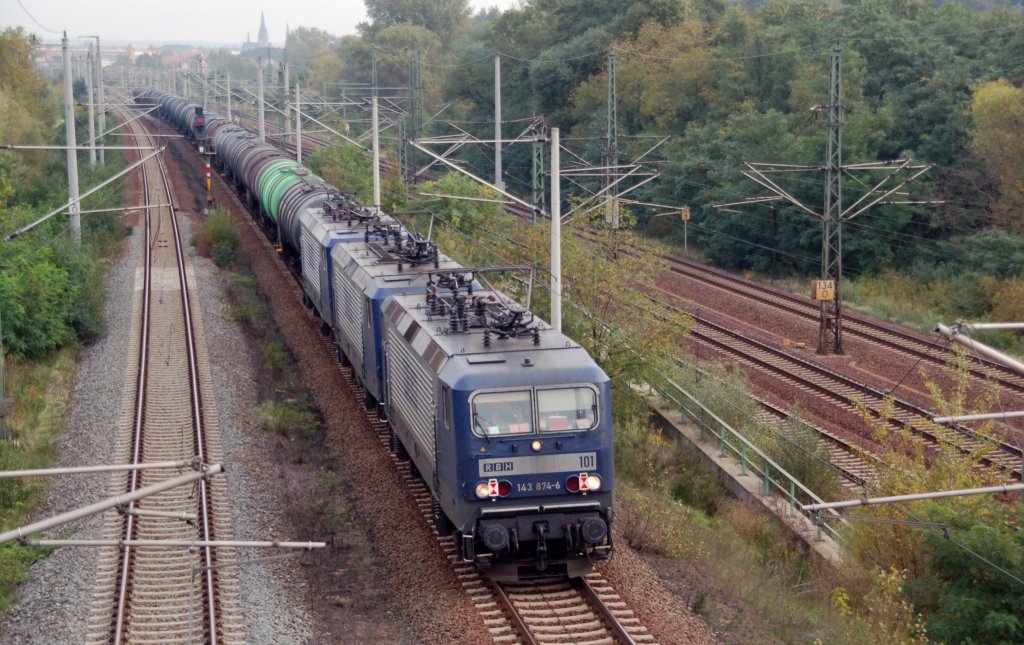 143 874 der RBH und zwei weitere RBH-Maschinen ziehen am 03.10.10 einen Kesselwagenzug durch Holzweiig Richtung Leipzig. Die 3. Lok fuhr kalt mit.