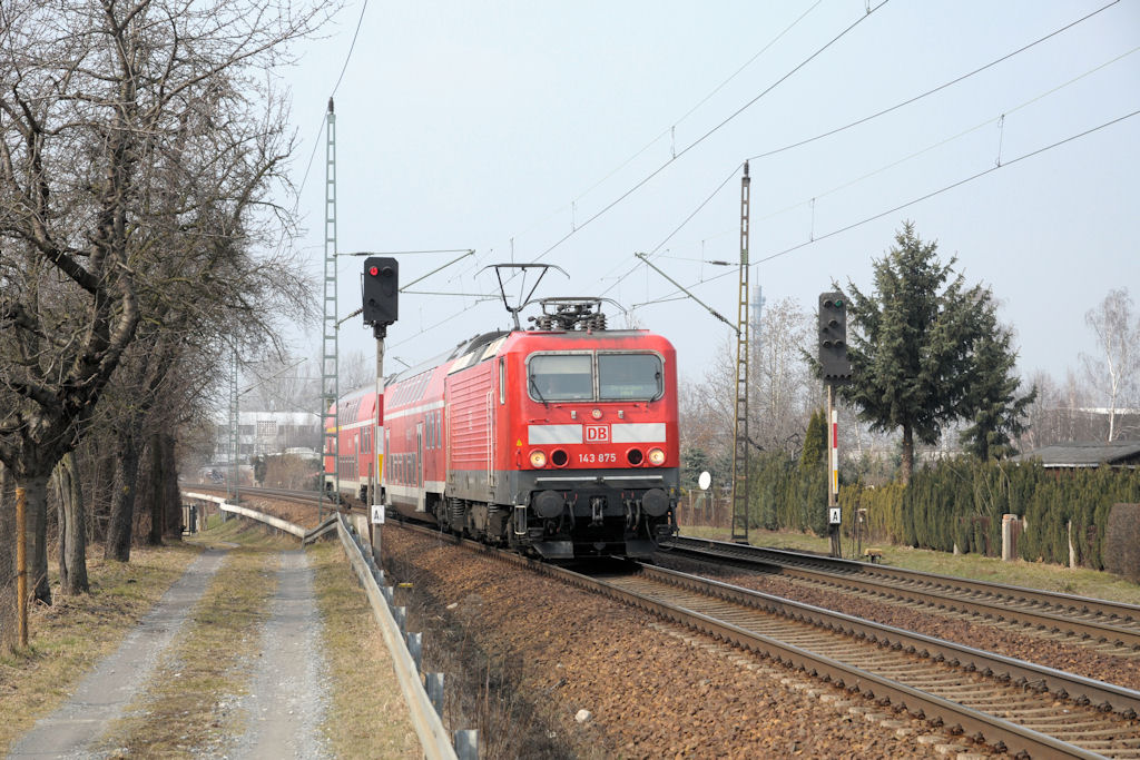 143 875 am 14.03.11 mit RB 17475 aus Elsterwerda in Dresden-Stetzsch