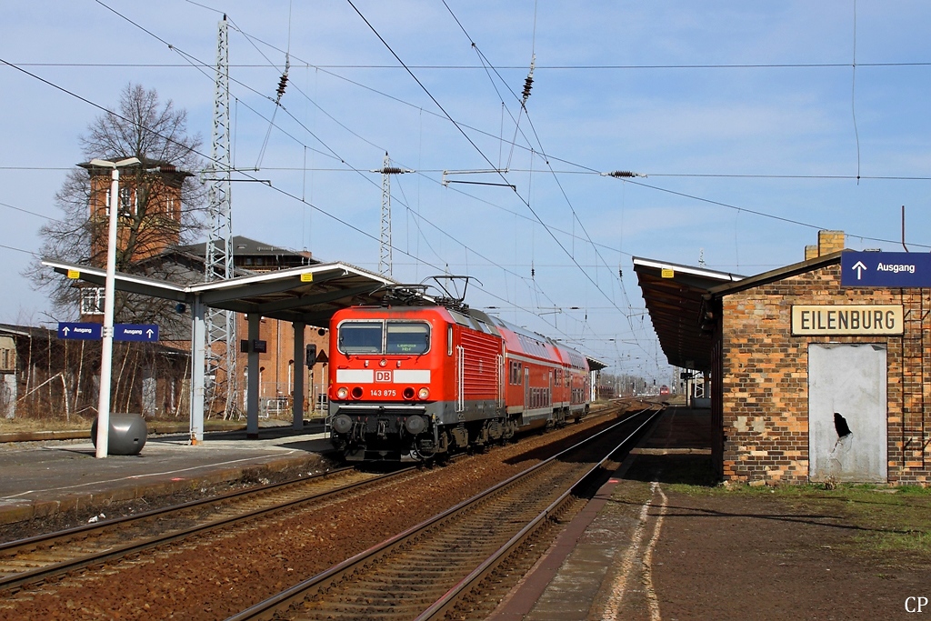 143 875 verlsst am 23.03.2011 mit dem RE 26058 nach Leipzig Hbf den Bahnhof Eilenburg.