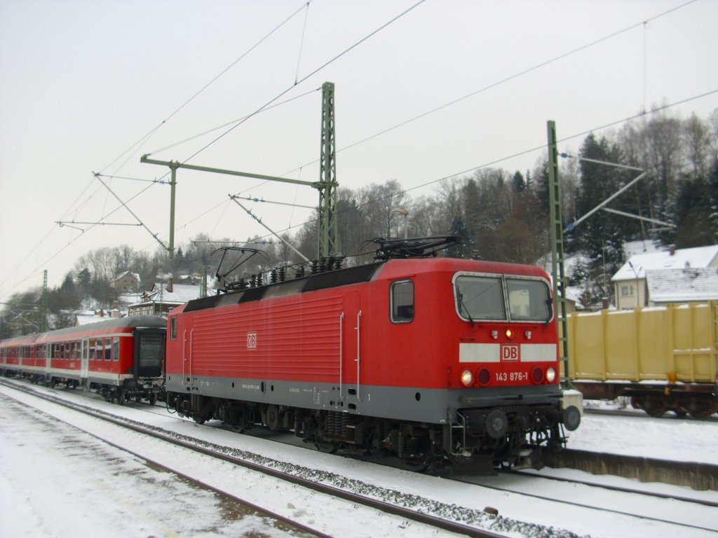 143 876-1 setzte am 4. Dezember 2010 wegen eines Defekts am Steuerwagen in Kronach um.