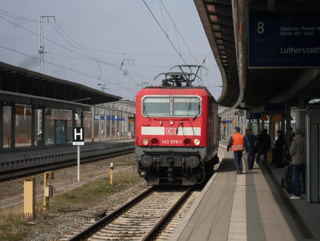 143 876-1 war am 02.April 2011 zum  Auswrtsspiel  mit Jenaer Fuballern und einem Uralt-Doppelstock-Wagenpark in Rostock Hbf. Da kein Steuerwagen dabei war, musste die Lady umsetzen und die Wagen wurden unterdessen schon von BR 363 entfernt.