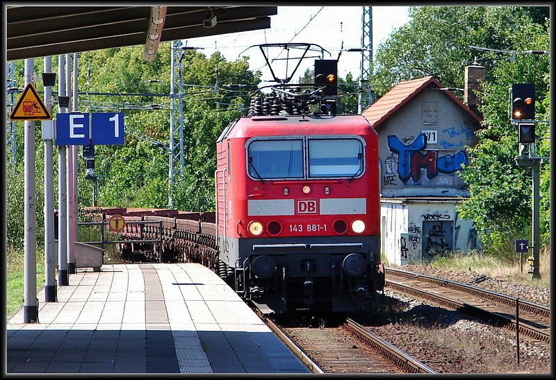 143 881-1 durcheilt, mit einem G�terzug, den Bhf Neustrelitz. am 29.07.08 