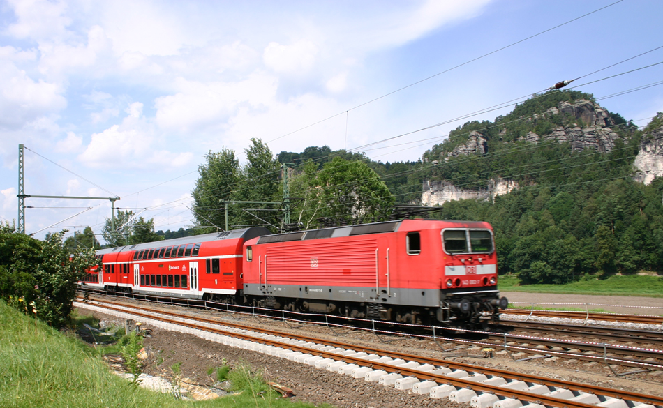 143 883-7 mit der S1 nach Schna zwischen Wehlen und Rathen, 05.08.2010