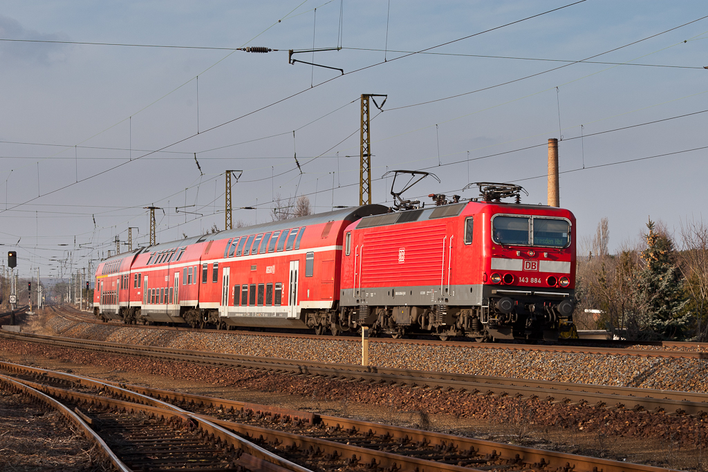 143 884 bringt den RE 17061 aus Hoyerswerda nach Coswig (09.03.2012)