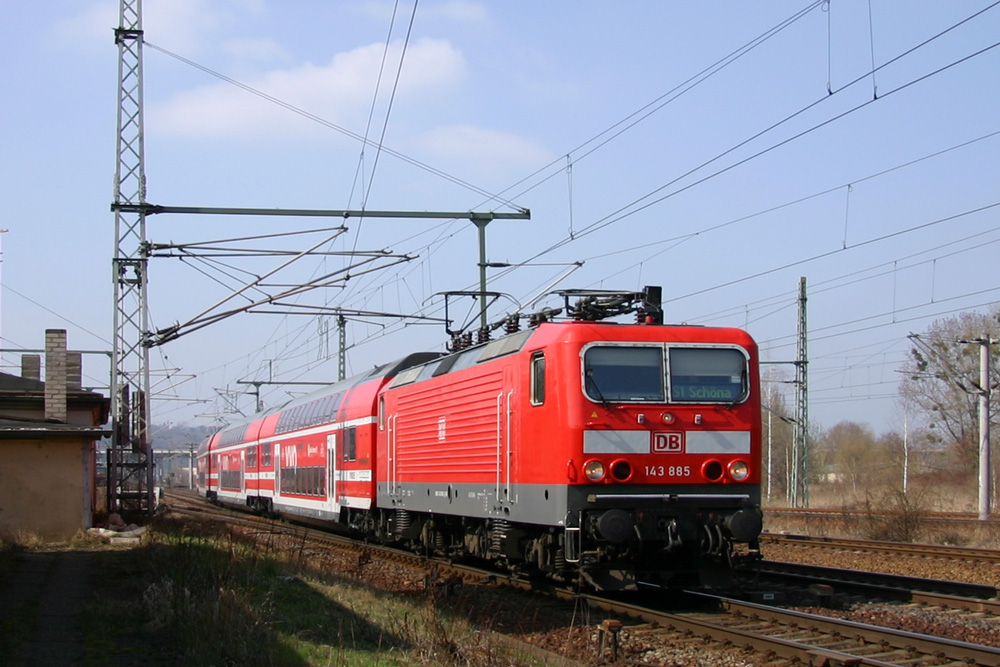 143 885 fhrt mit der S1 nach Schna in Pirna ein. 28.03.2012