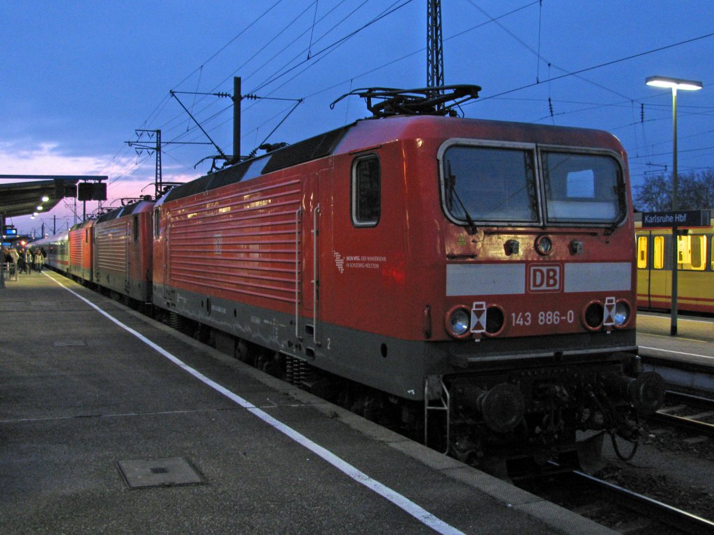 143 886-0 bildete mit 2 weiteren 143 aus Kiel den Zugschluss eines Zuges im Karlsruher Hbf am Morgen des 14.12.2009