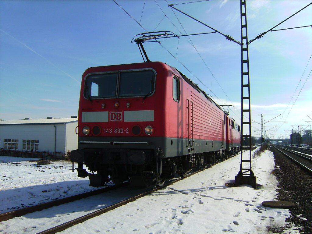 143 890 und 111 225 in Mertingen am 04.02.2010.