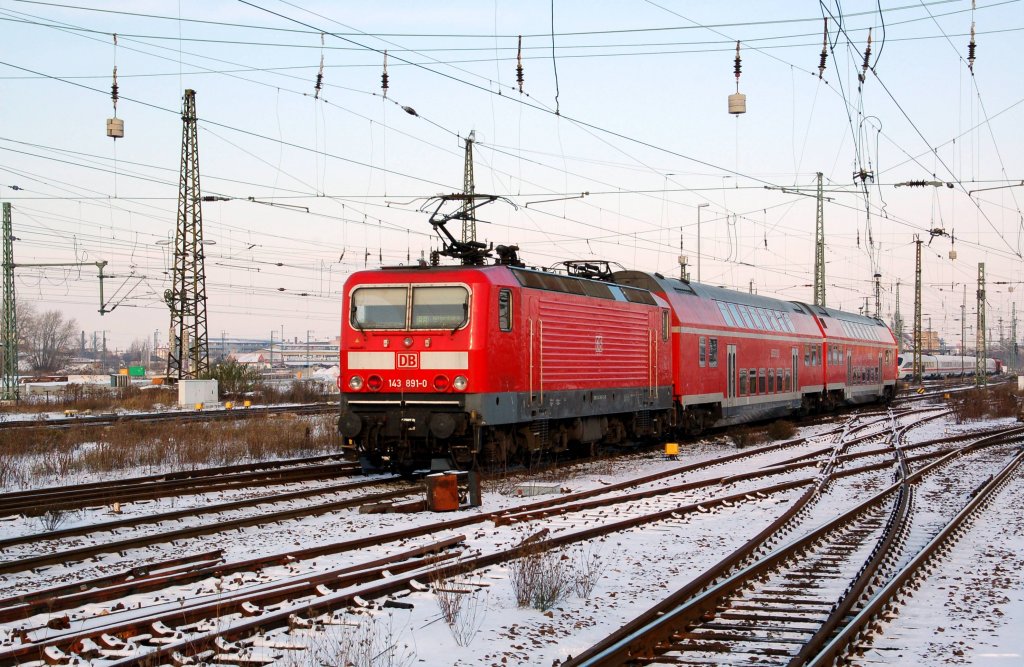 143 891 schiebt ihre RB nach Wittenberg aus dem Leipziger Hbf. Fotografiert am 20.12.09.