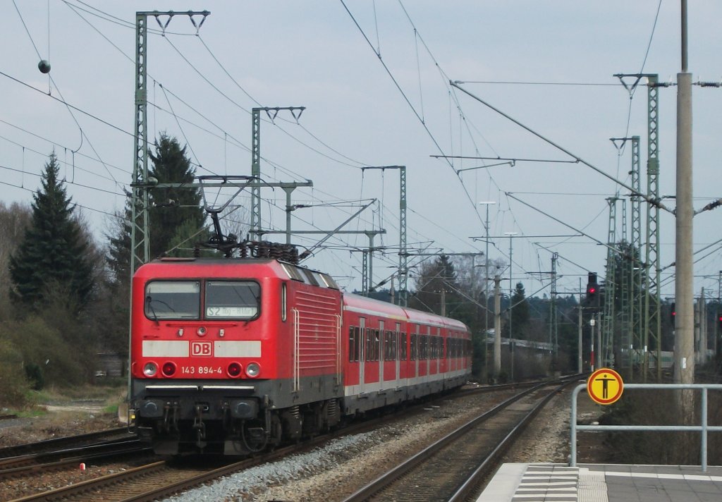 143 894 verlsst am 14.April 2012 mit der S2 den Bahnhof Feucht Richtung Altdorf.