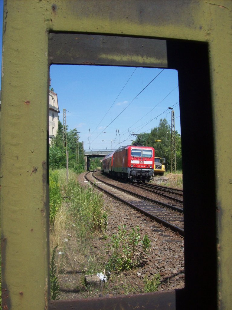 143 896-9 S-Bahn Leipzig HBF - Leipzig Miltitz hier kurz vor der einfahrt in Leutzsch 21.07.2010 Dieser Blick wird sich bestimmt stark verndert und auch bald nicht mehr mglich weil die Masten werden alle gegen Beton Masten getauscht, durch die Umgestaltung des Gelndes wie die Umsetzung der Halltestelle Leutzsch in der nhe der Brcke