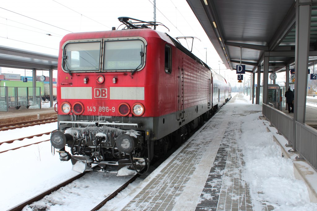 143 896-9 wartet in Glauchau (Sachs) auf die Abfahrt nach Neukieritzsch. 14.03.2013