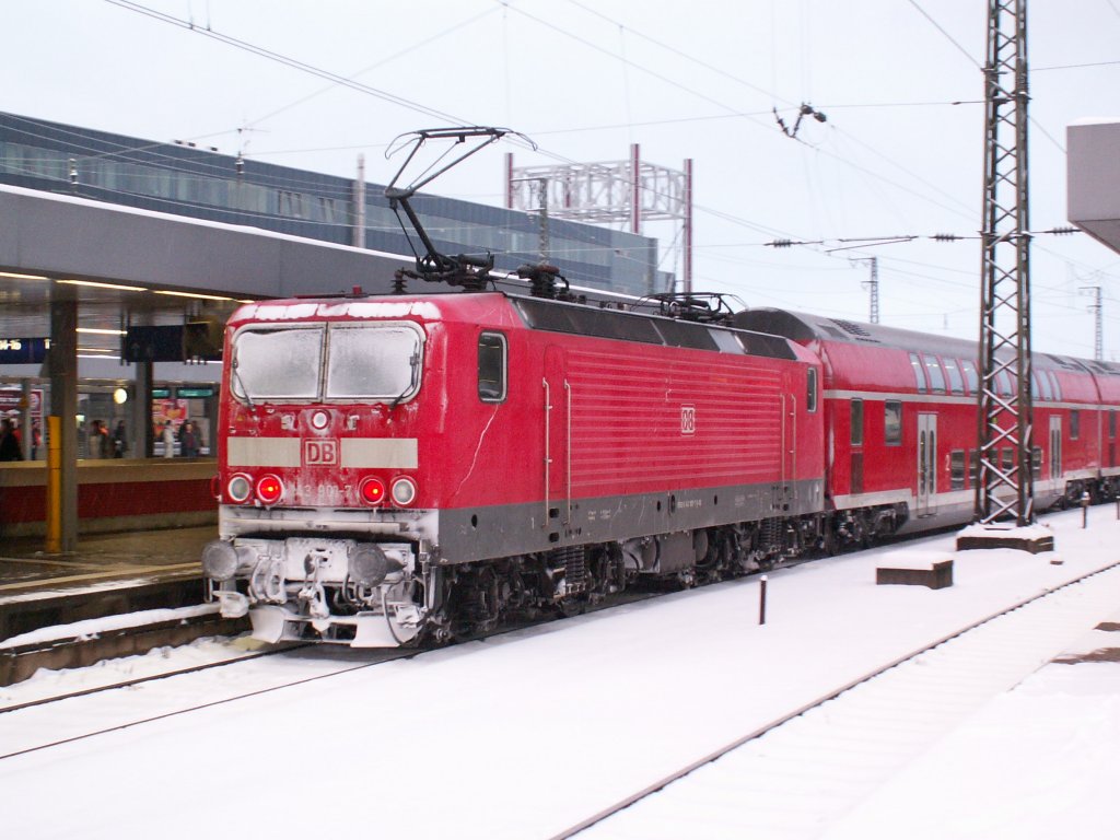 143 901 schiebt am 17.12.10 den RE 4272 von Mannheim kommend aus dem Saarbrcker Hbf weiter nach Trier.