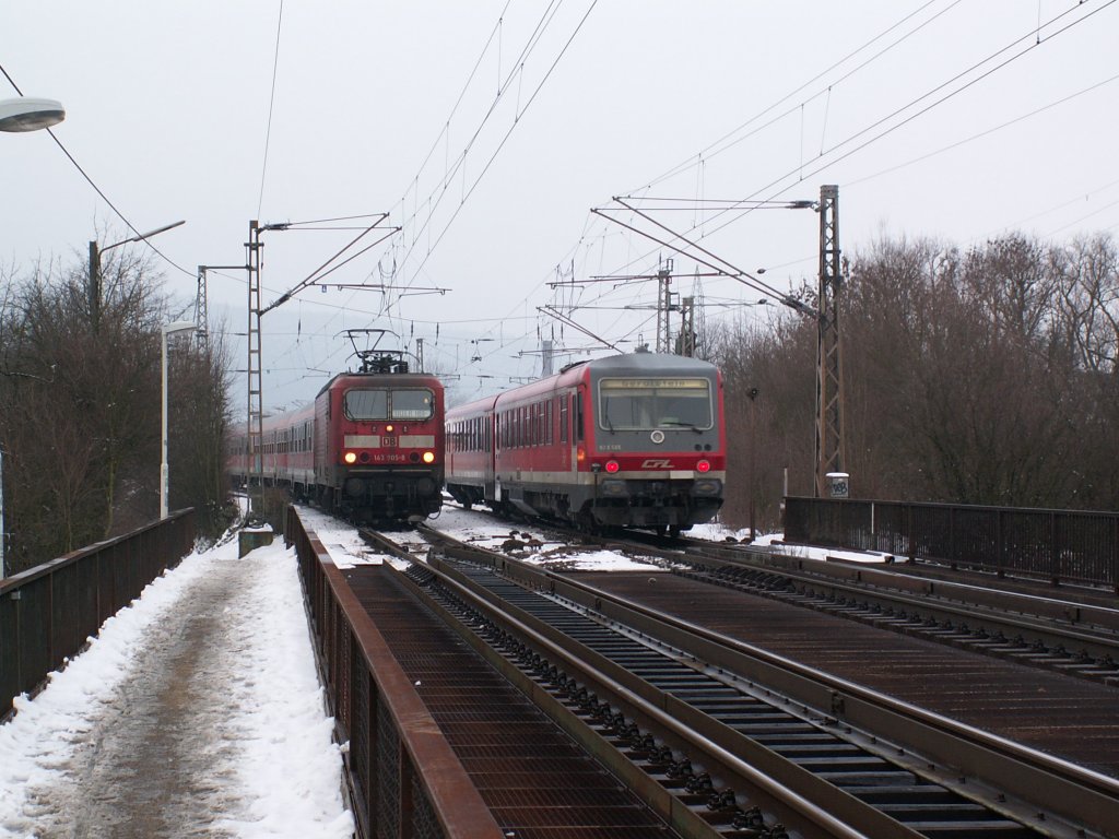 143 905 mit RB nach Trier und 628 505 (CFL) nach Gerolstein am 29.12.10 auf der Moselbr�cke bei Trier-Pfalzel.