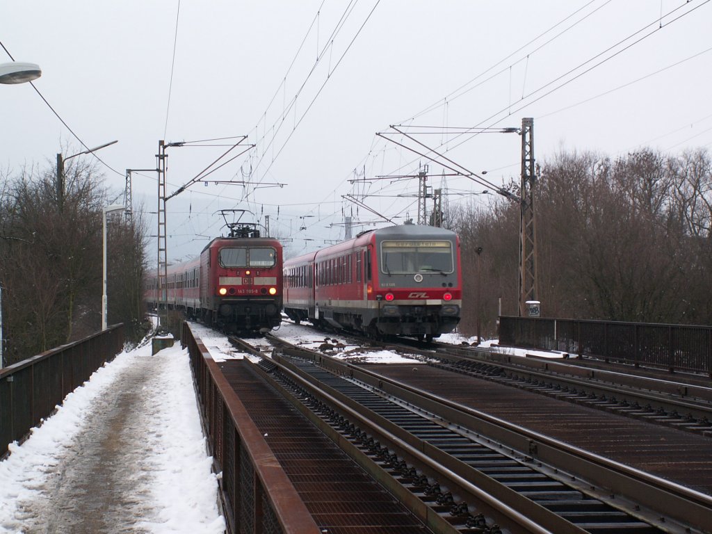 143 905 mit RB nach Trier und 628 505 (CFL) nach Gerolstein am 29.12.10 auf der Moselbrcke bei Trier-Pfalzel.