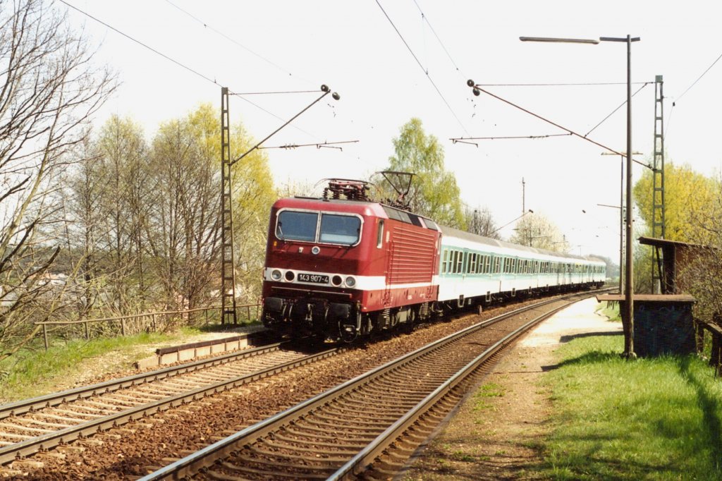 143 907-4 mit SE 20150 Nrnberg-Ansbach am 21.04.2000 in Anwanden.
gescantes Foto