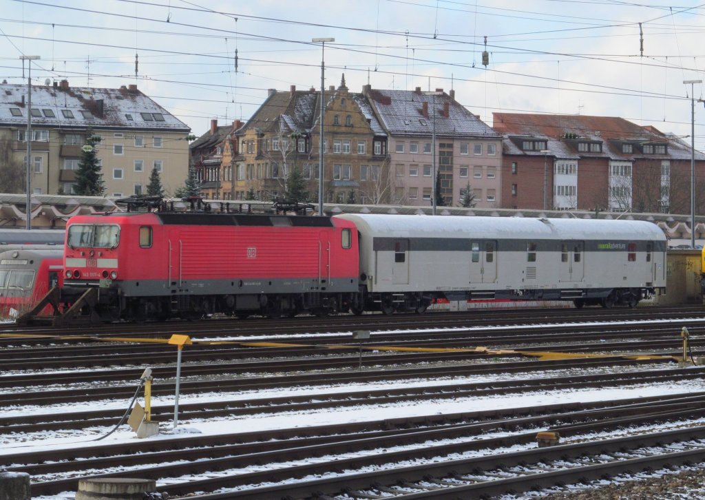 143 907-4 steht am 20. Februar 2013 mit dem Railadventure Gepckwagen in Nrnberg-Drrenhof abgestellt.