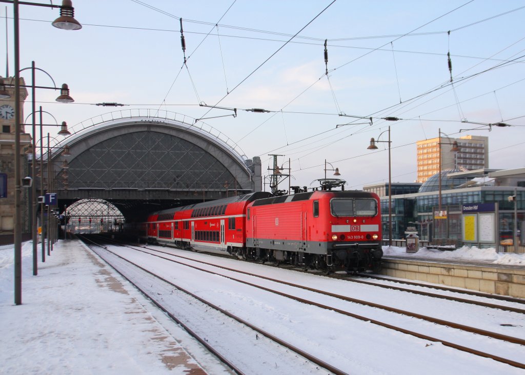 143 909-0 verlsst mit S1 nach Bad Schandau den Hauptbahnhof in Dresden. Fotografiert am 07.01.2010. 