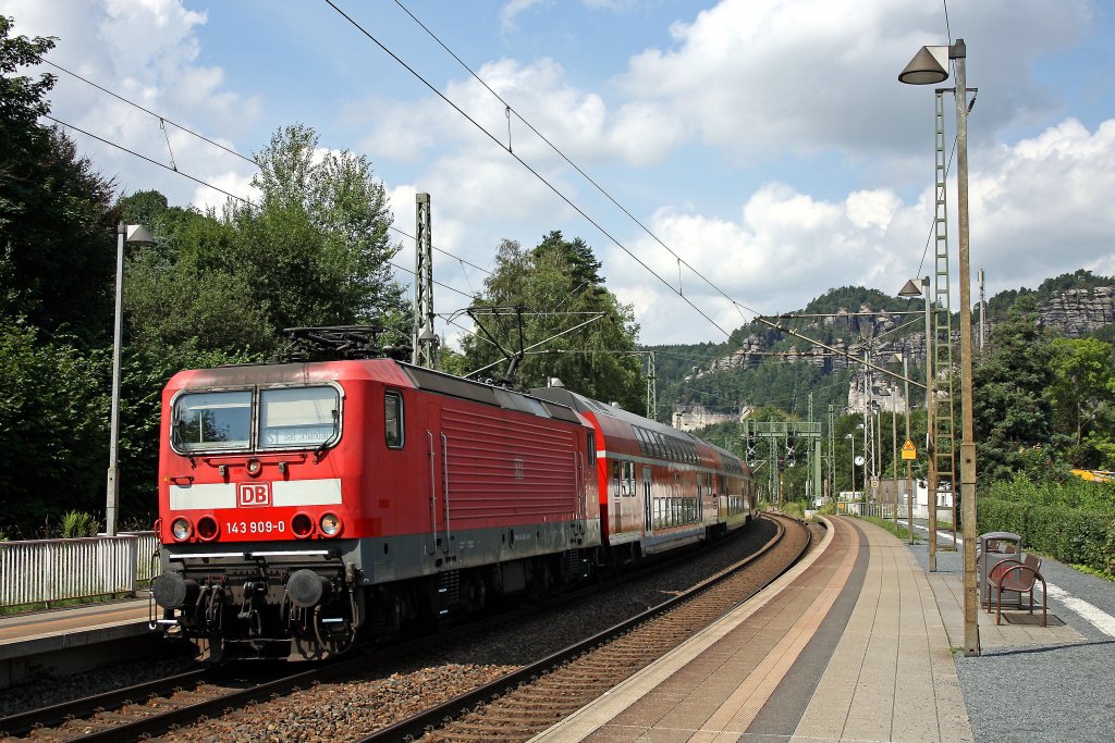 143 909 mit S7037 (S1) in Kurort Rathen, 4.8.010. Im Hintergrund die Bastei im Elbsandsteingebirge in der Schsischen Schweiz.