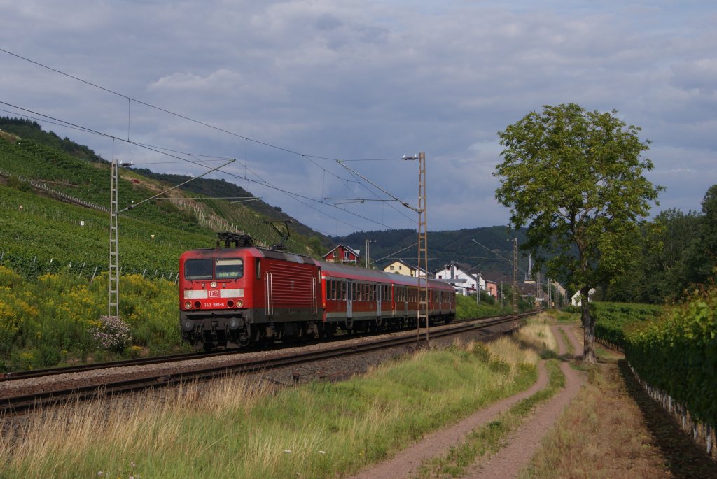 143 910-8 mit einem Regionalzug nach Trier in Pommern an der Mosel am 25.07.2011