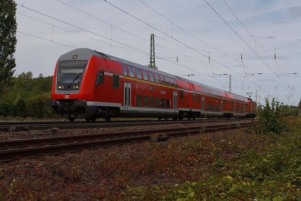 143 910-8 schiebt die RB 27 (Rhein-Erft-Bahn), am 11.08.2011 Fahrtrichtung Koblenz Hbf, hier kurz vorm Bahnhof Unkel.