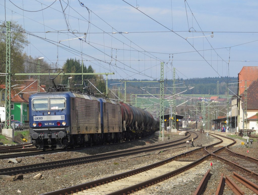 143 911-6 und 143 143-6 der RBH ziehen am 23. April 2013 einen Kesselwagenzug durch Kronach.
