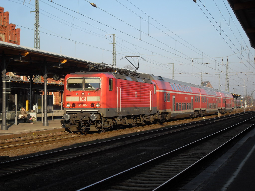 143 918 mit einer Regionalbahn am 01.03.2011 in Stendal.