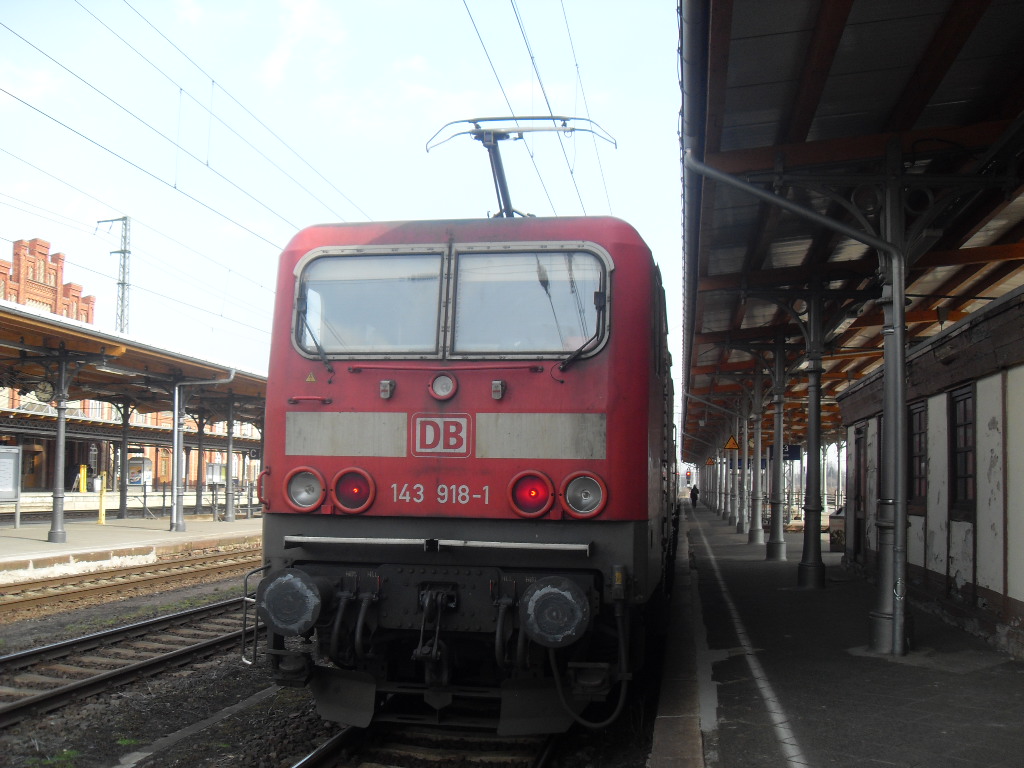 143 918 mit einer Regionalbahn am 09.03.2011 in Stendal.