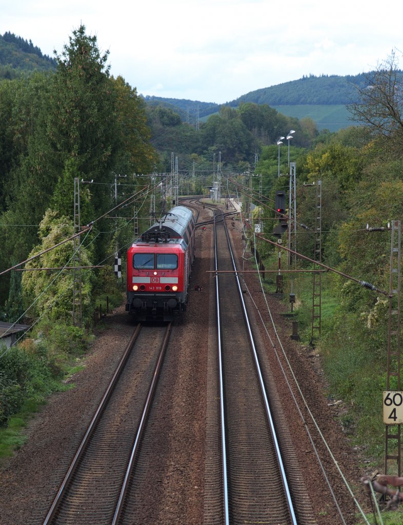 143 919 hat mit ihrem RE Serrig aus Richtung Trier kommend durchfahren. Die Fahrt des Zuges bis zum Endbahnhof Saarbrcken fhrt fast immer entlang der Saar vorbei, von ganz wenigen Ausnahmen abgesehen.

29.09.2012 KBS 685 in Serrig