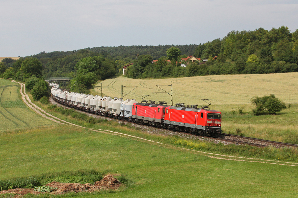 143 928 und 143 879 mit dem MEG Zementzug DGS 99631 nach Regensburg am 06.07.2011 bei Edlhausen.