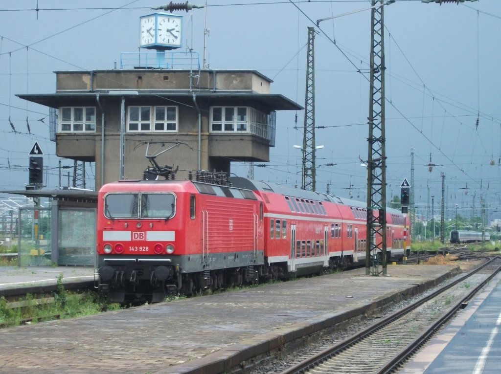 143 928 schiebt den RE 26022 nach Halle(Saale)Hbf am 08.Juli 2012 aus dem Leipziger Hbf Richtung Messe.