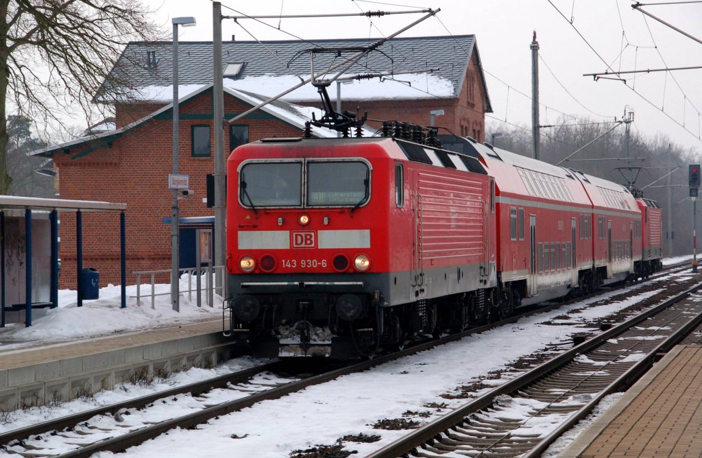 143 930 fhrt am 24.01.10 eine Sandwich gefahrene RB nach Wittenberg an. Hier erreicht das Sandwich den Bahnhof Burgkemnitz. Gru an den TF!!!