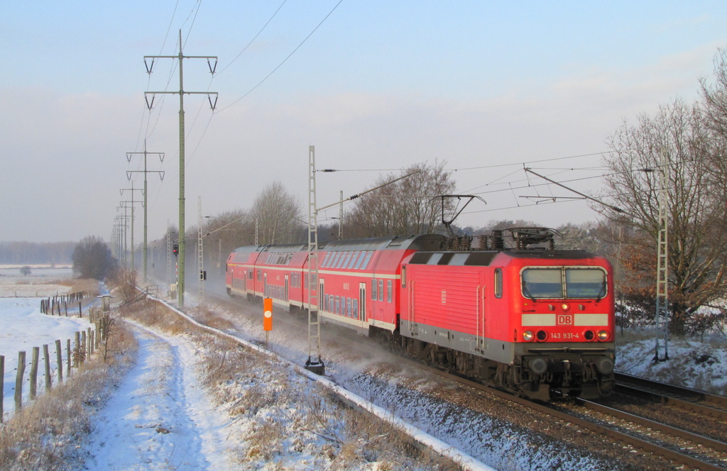 143 931-4 kommt hier mit einer RB22 nach Berlin Schnefeld Flughafen gefahren. Diedersdorf den 03.02.2012
