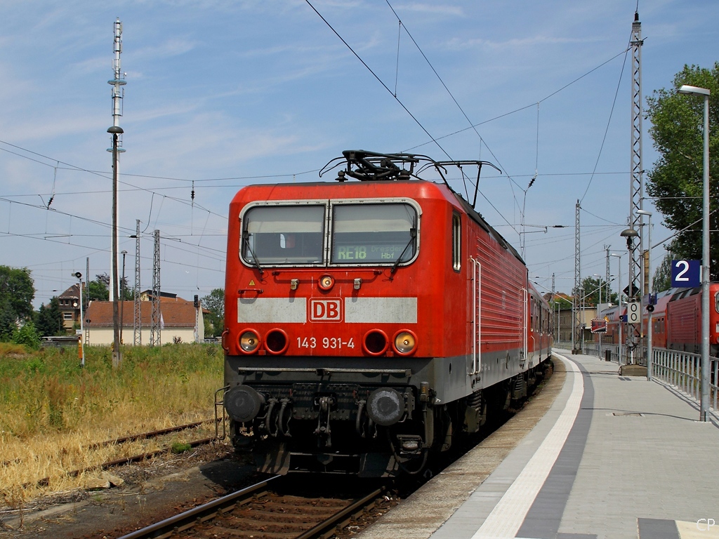 143 931-4 legt am 4.7.2010 in Groenhain einen kleinen Halt ein bevor es weiter nach Dresden Hbf geht.