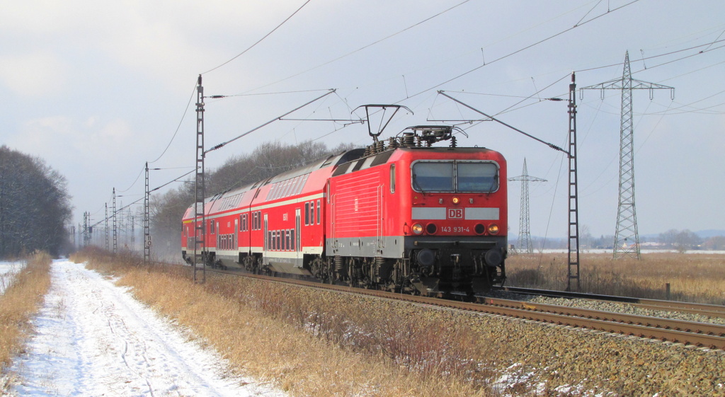 143 931-4 sieht man hier in Ahrensdorf mit der RB22 nach Berlin Schnefeld Flughafen fahren. 03.02.2012