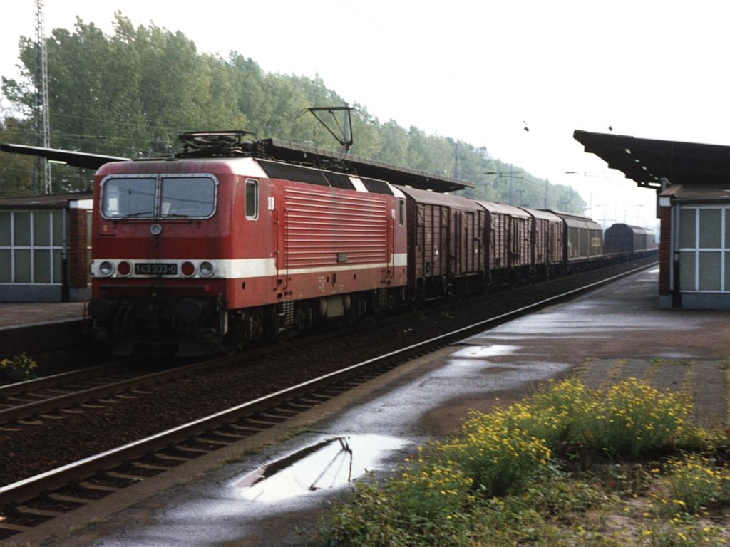 143 933-0 mit Gterzug auf Bahnhof Viersen am 21-10-1992. Bild und scan: Date Jan de Vries.