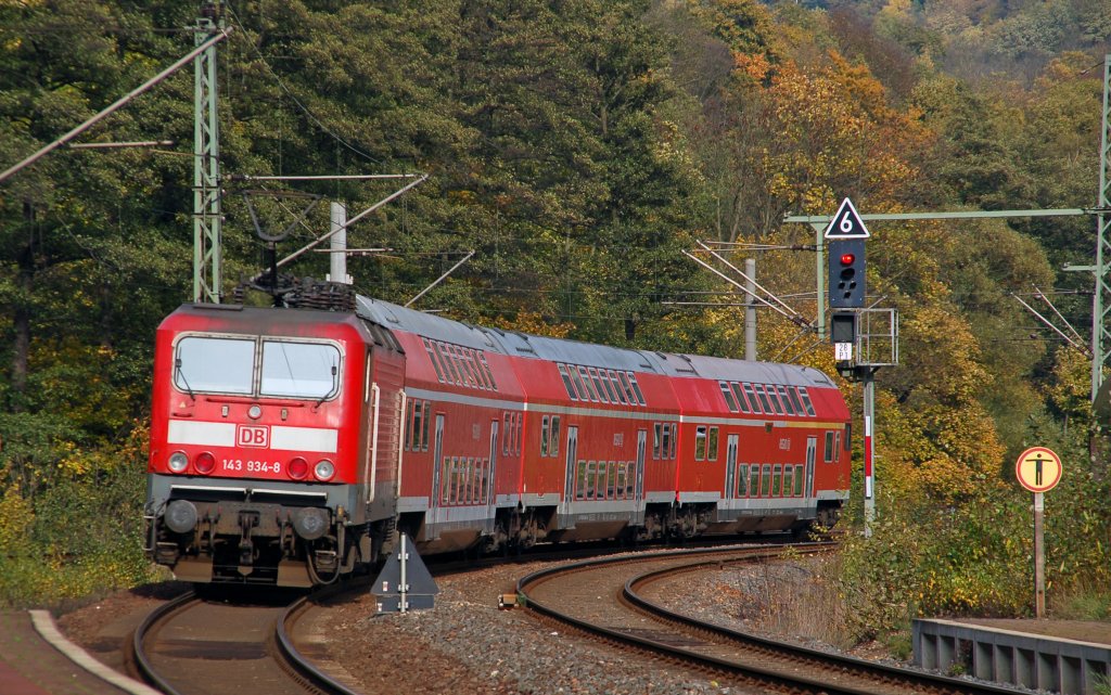 143 934 schiebt am 23.10.10 eine RB aus dem Bahnhof Hockeroda Richtung Saalfeld(Saale).