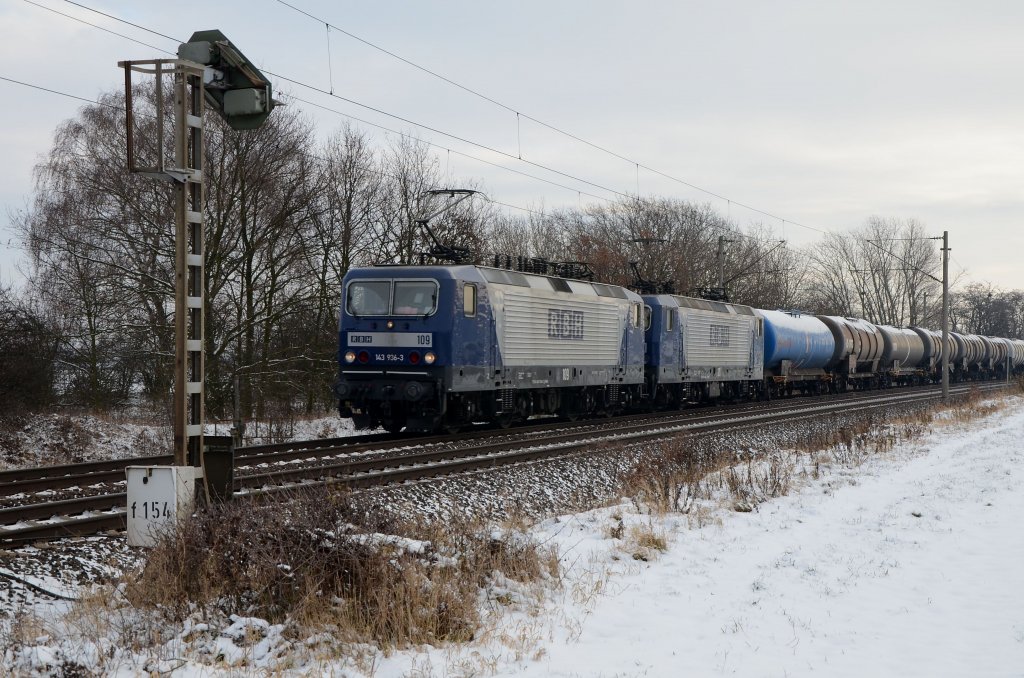 143 936-3 mit Schwesterlok RBH am 14.12.2012 bei Woltorf