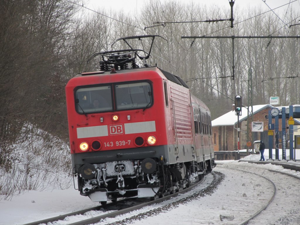 143 939-7 durchfhrt am 3. Januar 2011 mit einer Leerreise nach Kronach den Bahnhof Michelau.