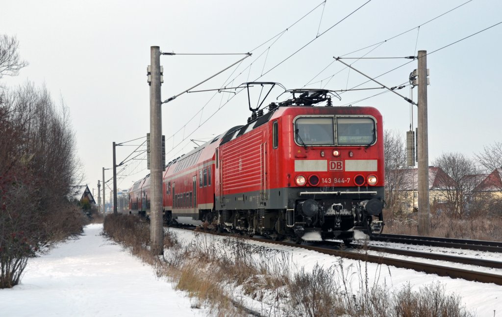 143 944 zog am 13.12.12 eine RB nach Leipzig durch Greppin. 