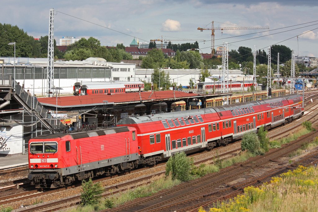 143 947 zog am 11.8.12 ihren RE durch Berlin Warschauer Strae.