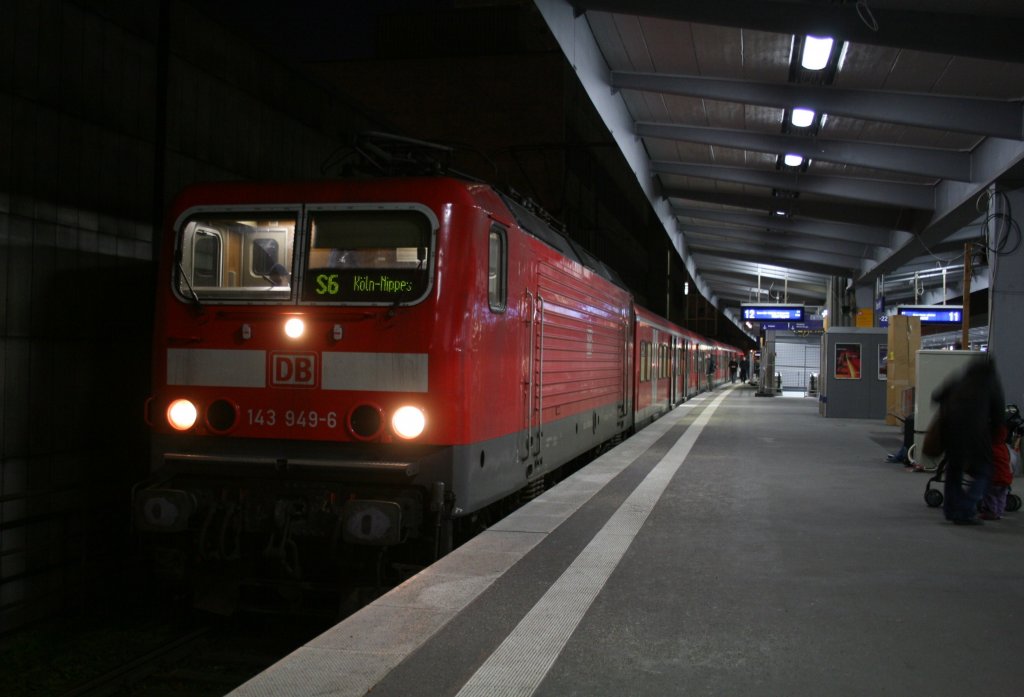 143 949-6 mit der S6 nach Kln Nippes.
Aufgenommen am 13.12.2009.